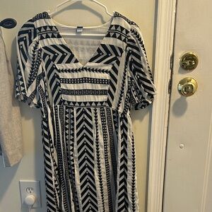 Old Navy Black and White Patterned Dress. It has pockets!